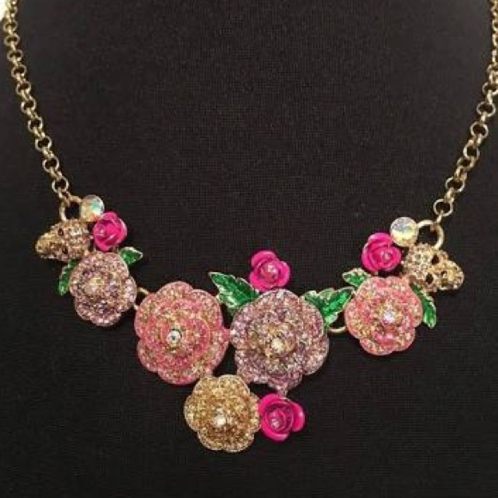 NWOT Betsey Johnson necklace